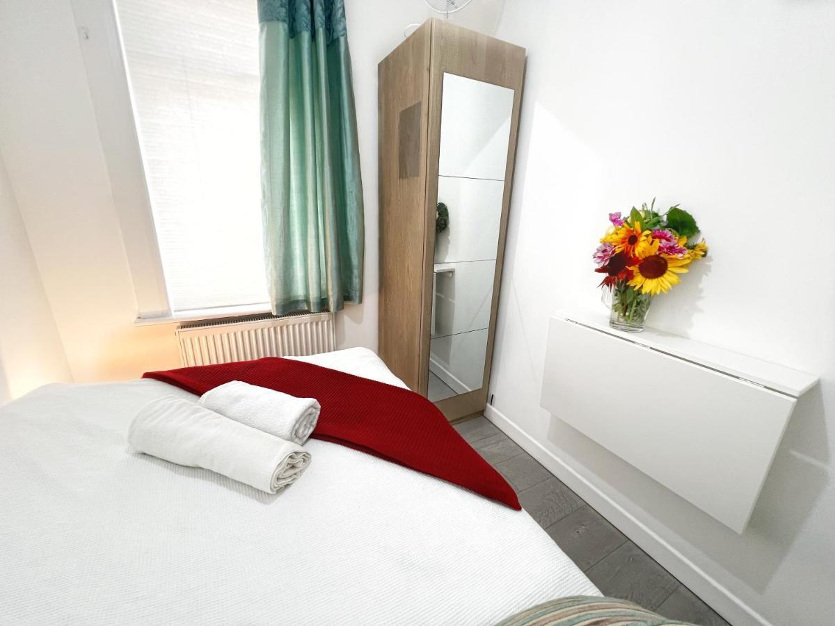 לונדון Luxurious House Near Excel- Air Conditioning, 9 Beds, 2 Baths, Garden, Fast Wifi מראה חיצוני תמונה