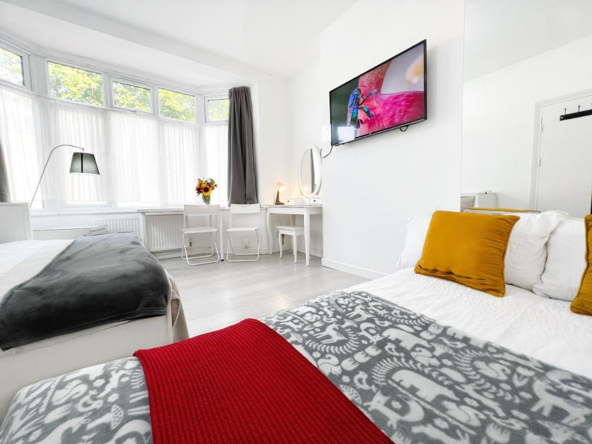 לונדון Luxurious House Near Excel- Air Conditioning, 9 Beds, 2 Baths, Garden, Fast Wifi מראה חיצוני תמונה